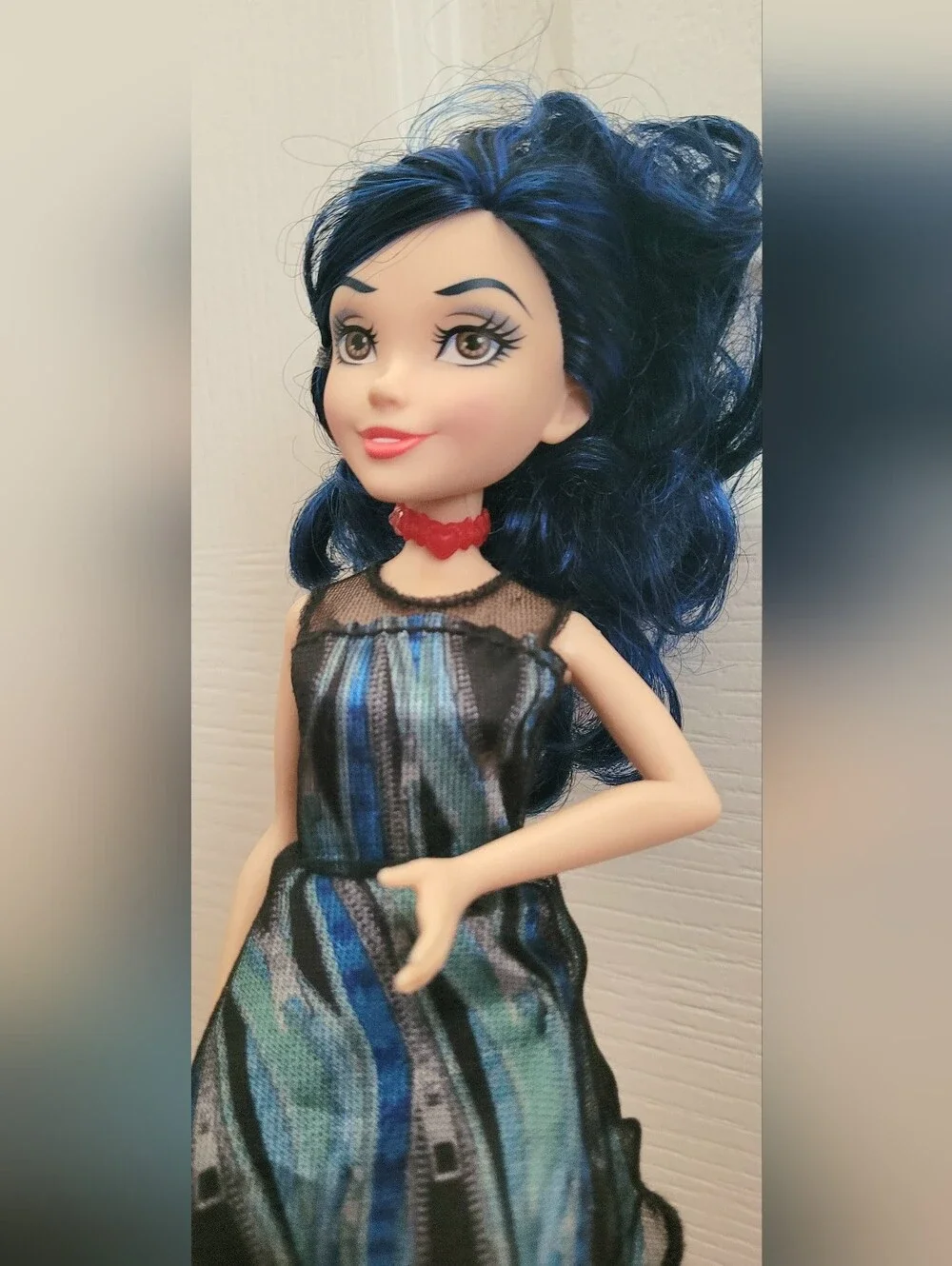 EVIE DESCENDANTS DOLL, BOOTS, DRESS - DISNEY, CHOKER NECKLACE